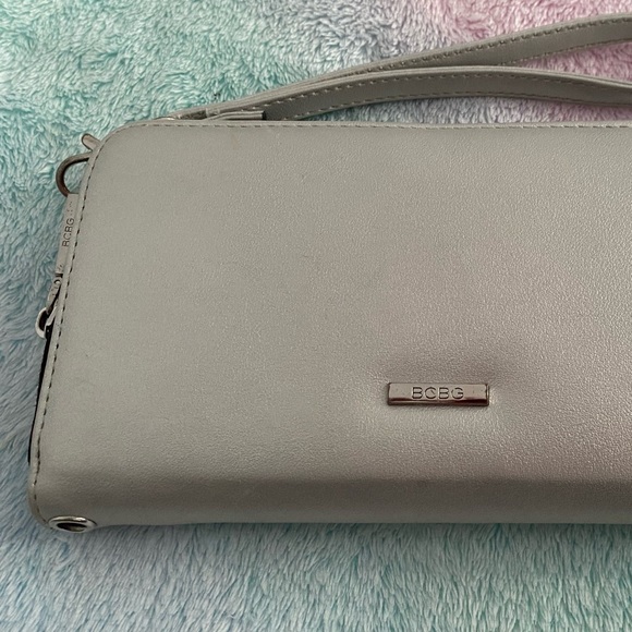 🤍BCBG🤍Wristlet Wallet in Silver. - Picture 8 of 10